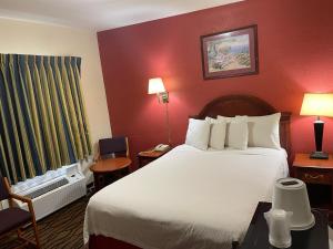 una camera d'albergo con un grande letto e una finestra di Express Inn a Towson