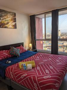 una camera con un letto e una grande finestra di Habitación amplia en Santiago c3ntro a Santiago