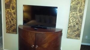 En tv och/eller ett underhållningssystem på Kentucky Lake Inn