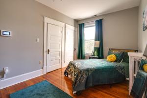 een slaapkamer met een bed en een raam bij Cozy Roanoke Vacation Rental 2 Mi to Downtown! in Roanoke