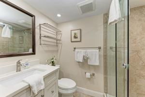 uma casa de banho com um WC, um lavatório e um chuveiro em Sea Grape Inn 4- BEACHFRONT Property em Longboat Key