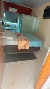 1 dormitorio con 1 cama en una habitación en Hotel Pousada Aeroporto, en Goiânia
