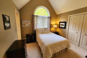 um quarto com uma cama grande e uma janela em Fairway To Heaven em Harbor Springs
