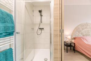 una ducha con puerta de cristal en un dormitorio en Les Gîtes de Juliane et Eric, en Gedinne