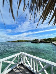 uma vista para a água a partir de um barco no oceano em Tintipan Hotel em Tintipan Island