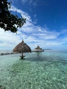einen Strand mit Sonnenschirm im Wasser in der Unterkunft Tintipan Hotel in Tintipan Island