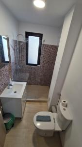 ein Badezimmer mit Toilette und Waschbecken in der Unterkunft Pomiculturii Residence 1 in Timişoara