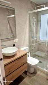 Un baño con lavabo, inodoro y ducha. en Ventana a Santa María, en Burgos 10 fotos más