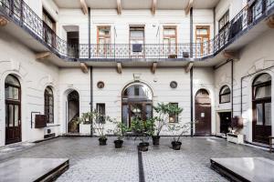 un patio vacío con macetas en un edificio en One of a kind, Super Central condo with Patio, en Budapest