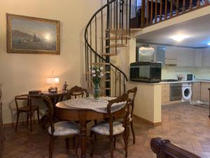 une salle à manger avec une table et des chaises ainsi qu'une cuisine dans l'établissement Appartamento nel centro storico., à Rome