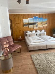 ein Schlafzimmer mit einem Bett und einem Stuhl darin in der Unterkunft Apartment Balingen City in Balingen