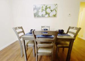 een eettafel met vier stoelen en een tafel en een tafel met een stoel bij Bayview Regency Apartments By Lowkl in Fort Lauderdale