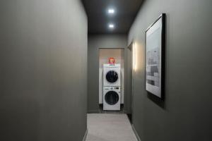 um corredor com uma máquina de lavar e secar roupa num quarto em Luxe Studio with Charming Juliet Balcony em Nova York