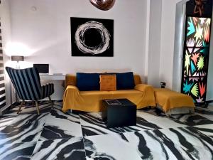 ein Wohnzimmer mit einer Couch und einem Sessel in der Unterkunft fruit tower in Thessaloniki