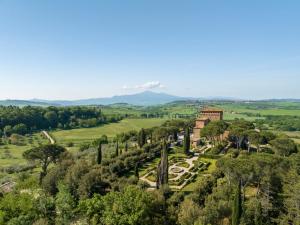 an aerial view of a park with trees and a building at Palazzo Massaini - Le Scuderie in Pienza