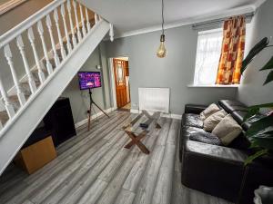 un soggiorno con divano e una scala di Spacious Retreat - Remote Worker & Family Friendly a Portsmouth