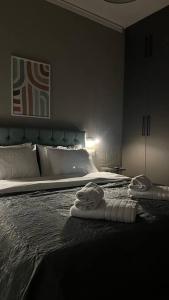 ein Schlafzimmer mit einem Bett mit zwei Handtüchern darauf in der Unterkunft K&M 40 Ekklision A’ in Drama