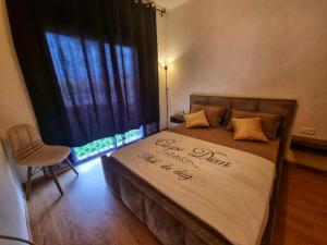 1 dormitorio con 1 cama grande y ventana grande en Luxury Golf-Marrakech Apartment en Marrakech