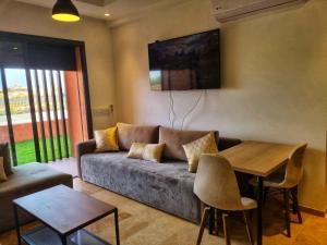 - un salon avec un canapé et une table dans l'établissement Luxury Golf-Marrakech Apartment, à Marrakech