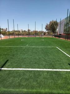 un campo de fútbol con césped verde y una valla en Luxury Golf-Marrakech Apartment en Marrakech