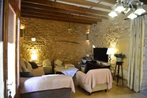 a living room with a bed and a couch at Ca Sa Padrina in Vilafranca de Bonany