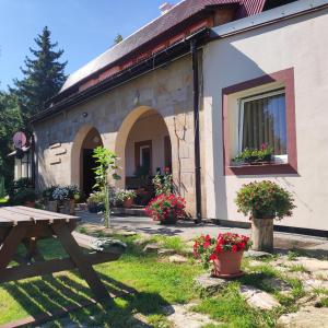 a house with a picnic table in front of it at Zbójnicka Chata in Zieleniec