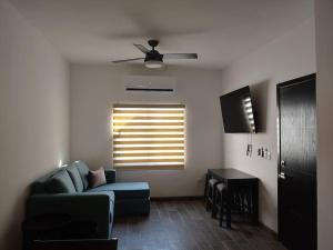 Posezení v ubytování Casa 336 - New Home with Garage and Shared Community Pool