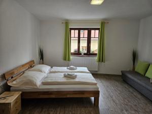 Postel nebo postele na pokoji v ubytování Apartmány Karolína - Kašperské Hory