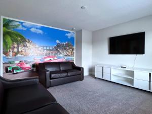 een woonkamer met een bank en een flatscreen-tv bij Balmoral Resort-140AA in Haines City
