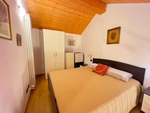 una camera con un grande letto di Affittimoderni San Simone - Appartamento Sci Sole a Valleve