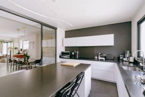 eine Küche mit einer Theke und einem Esszimmer in der Unterkunft Luxury house for 8 - 3 terraces - By Askmefrance in Boulogne-Billancourt