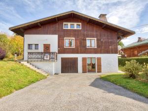 una grande casa in legno con vialetto di Appartement cosy 3 pièces au pied des pistes, parking privé - FR-1-505-104 a Notre-Dame-de-Bellecombe Altre 2 foto