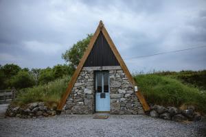 una piccola casa con tetto triangolare e porta di Mayo Glamping a Castlebar Altre 29 foto