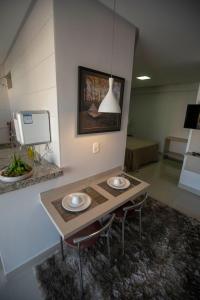 um quarto com uma mesa com dois pratos em Flat inteiro Ônix Bueno em Goiânia