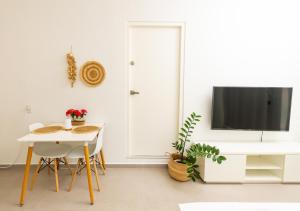 Un televizor și/sau centru de divertisment la Studio Apartment Volterra Curacao