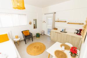 威廉斯塔德的住宿－Studio Apartment Volterra Curacao，一个带水槽和桌子的厨房