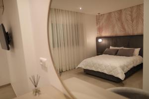 1 dormitorio con cama y espejo en Cozy Apartment with Veranda Downtown, en Casablanca