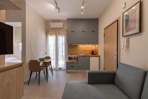 Habitación con cocina y sala de estar. en Thea Small House en Xanthi