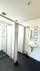Un baño de The Brownston Hostel