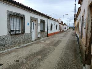 una calle vacía en un callejón con edificios en CASA LOS BLOQUES en Zamora