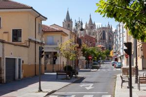 een lege straat met gebouwen en een kathedraal bij León Confort Centro - leonapartamentos in León
