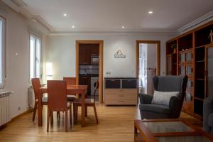 a kitchen and living room with a table and chairs at León Confort Centro - leonapartamentos in León
