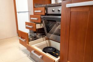 a kitchen with an oven with a pan inside at León Confort Centro - leonapartamentos in León