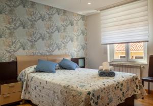 萊昂的住宿－León Confort Centro - leonapartamentos，一间卧室配有一张带蓝色枕头的床