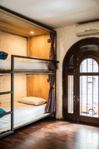 een kamer met 2 stapelbedden en een deur bij MedioMundo Hostel in Montevideo