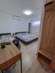 Posteľ alebo postele v izbe v ubytovaní Penzion Lea