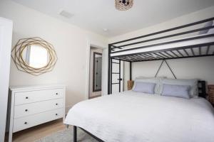 Fully renovated 3Bdr apt 1.5 block from the beach客房内的一张或多张床位