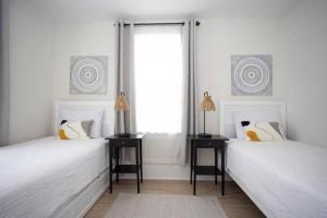 Fully renovated 3Bdr apt 1.5 block from the beach客房内的一张或多张床位