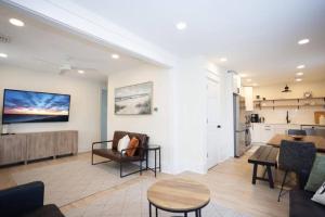 Fully renovated 3Bdr apt 1.5 block from the beach的厨房或小厨房