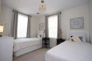Fully renovated 3Bdr apt 1.5 block from the beach客房内的一张或多张床位
